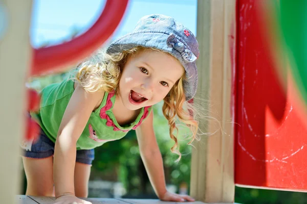 Rosto feliz da criança no parque infantil — Fotografia de Stock