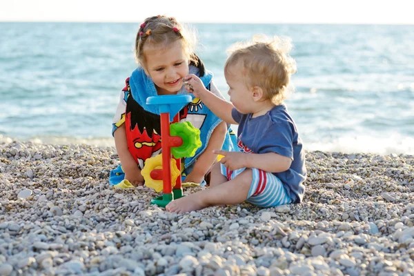 Kinderen op het strand — Stockfoto