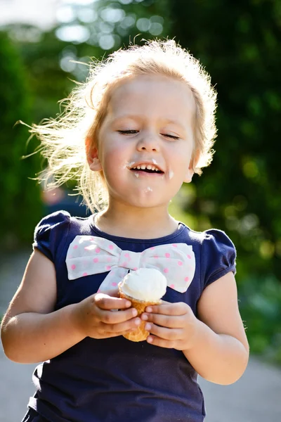 Menina comendo um sorvete — Fotografia de Stock