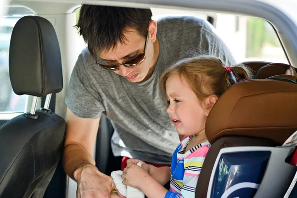 Father fastening daughter — Stock Photo, Image