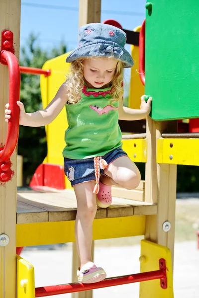 Crianças no parque infantil — Fotografia de Stock