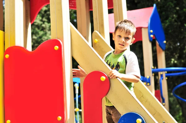 Jongen op de speelplaats — Stockfoto