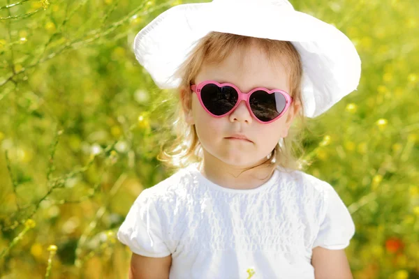 Fille dans le champ de viol — Photo