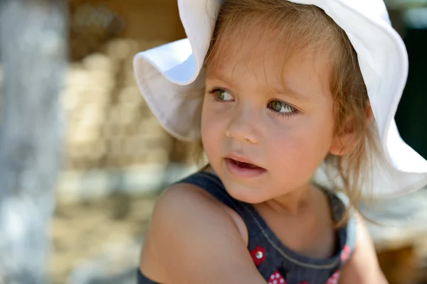 Letni maluch dziewczyna — Zdjęcie stockowe