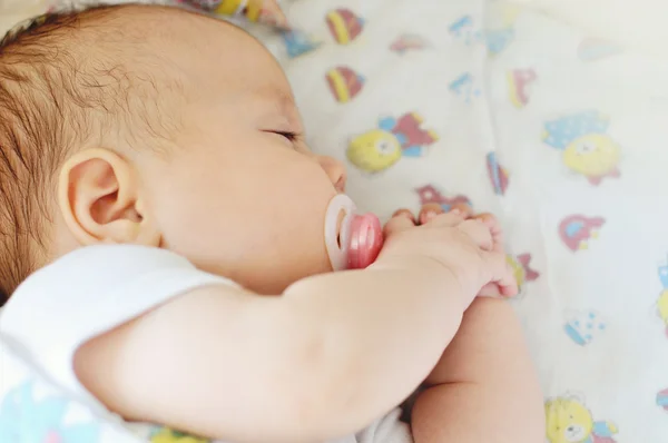 Spanie noworodka — Zdjęcie stockowe