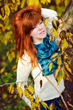Kızıl saçlı genç bir kadın 
