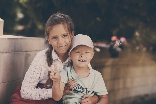 Frère Soeur Sont Câlins Souriants — Photo