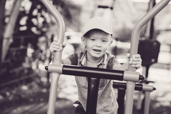 Маленький Ребенок Бегает Тренажере Детской Площадке — стоковое фото
