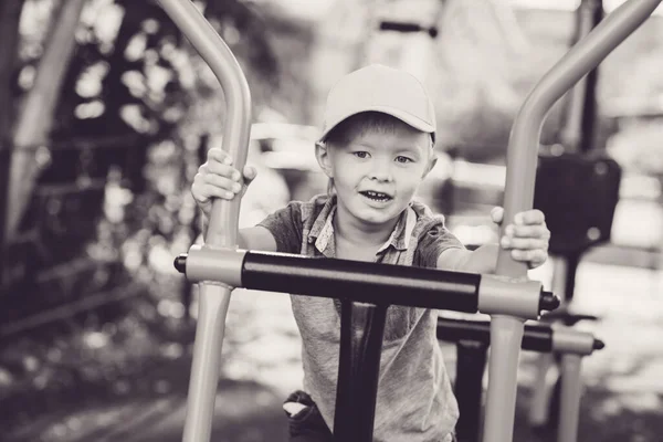 Petit Enfant Qui Court Sur Appareil Entraînement Sur Terrain Jeu Image En Vente