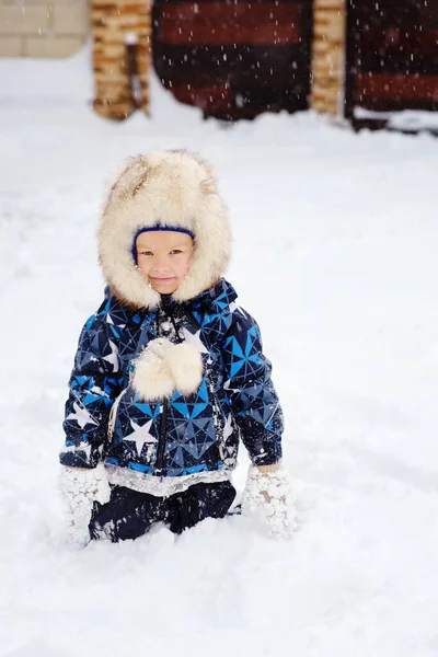 Pojke Bära Rolig Päls Hatt Leka Snö — Stockfoto