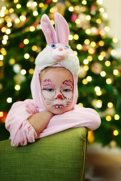 Petite Fille Fatiguée Près Arbre Noël Portant Costume Lapin Photos De Stock Libres De Droits