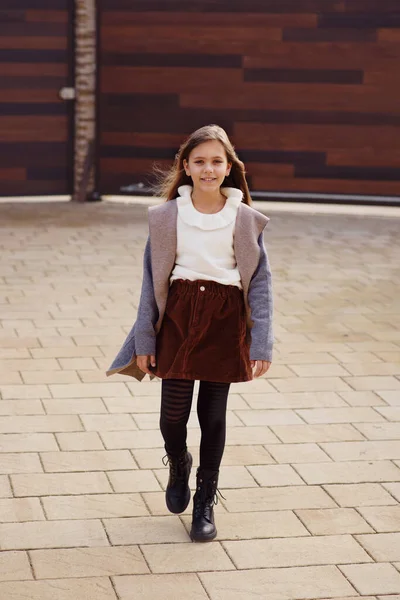 Carino Bambino Ragazza Piedi Casa Autunno Foto Stock