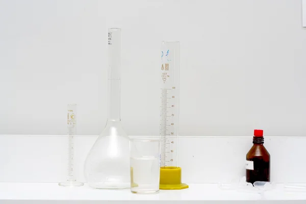 Измерительный цилиндр, лампа и трубка — стоковое фото