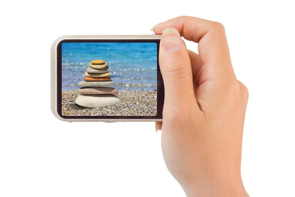 Cámara con foto de playa en la mano — Foto de Stock