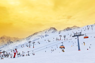 teleferik, dağlarda Kayak Merkezi Sölden Avusturya