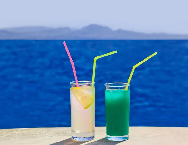 Two cocktails on marble table at beach — Stock Photo, Image