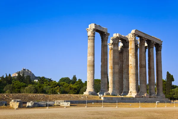 Templo de Zeus y colina de Lycabettus en Atenas — Foto de Stock