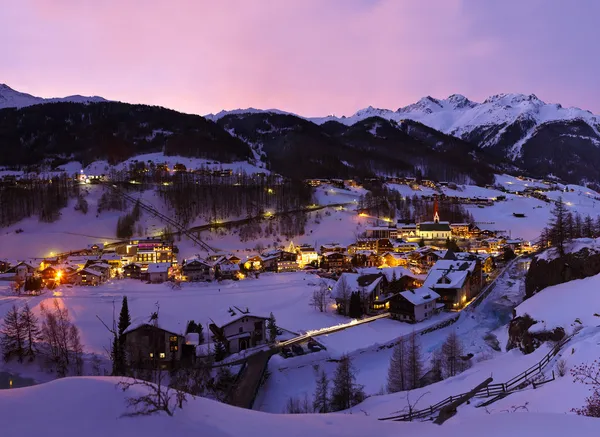 Gebirgsskigebiet Sölden Österreich bei Sonnenuntergang — Stockfoto