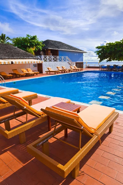 Piscina na ilha tropical — Fotografia de Stock