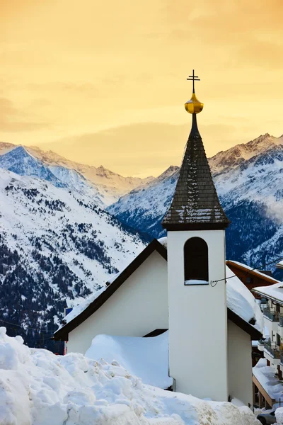 Kirche in den Bergen Skigebiet solden austria — Stockfoto