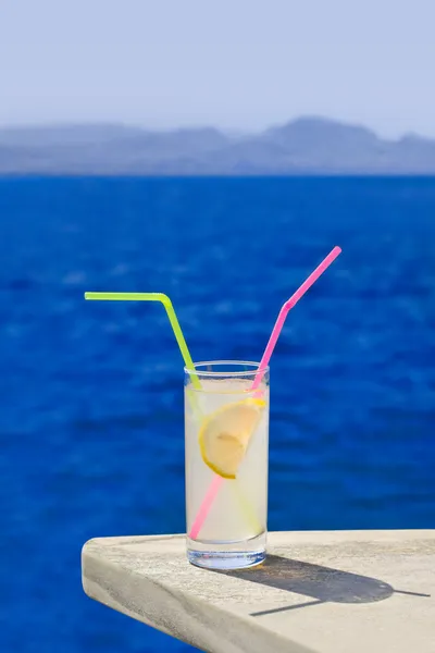 Cocktail on table at beach — Stock Photo, Image