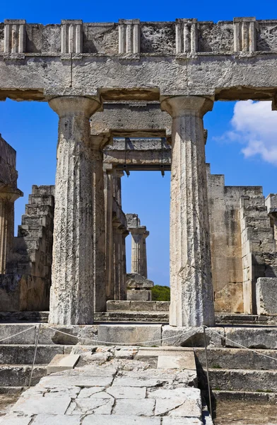 关于埃伊纳岛，希腊神庙的废墟 — 图库照片