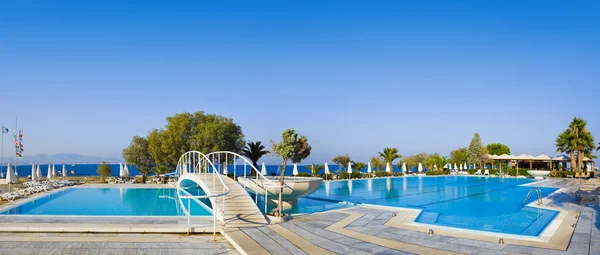 Piscina d'acqua e ponte — Foto Stock