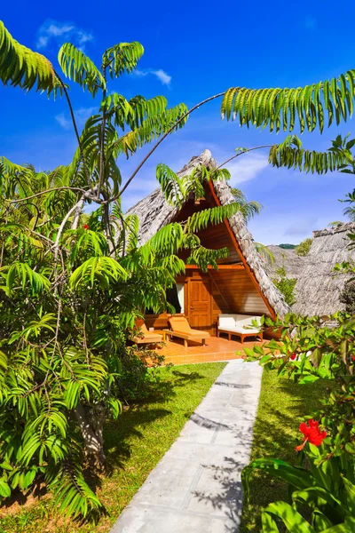 Domek w hotelu tropikalnej plaży — Zdjęcie stockowe