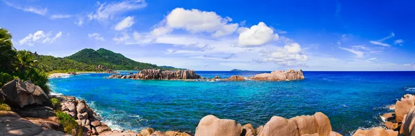 Panorama tropikalnej plaży na Seszelach — Zdjęcie stockowe