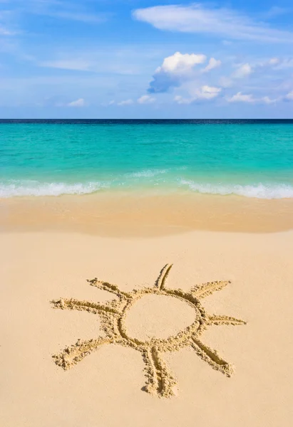 Drawing sun on beach — Stock Photo, Image
