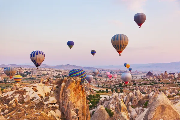 Heißluftballon fliegt über Kappadokien Türkei — Stockfoto