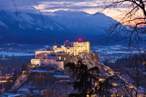 Salzburgo e castelo Hohensalzburg ao pôr-do-sol - Áustria — Fotografia de Stock