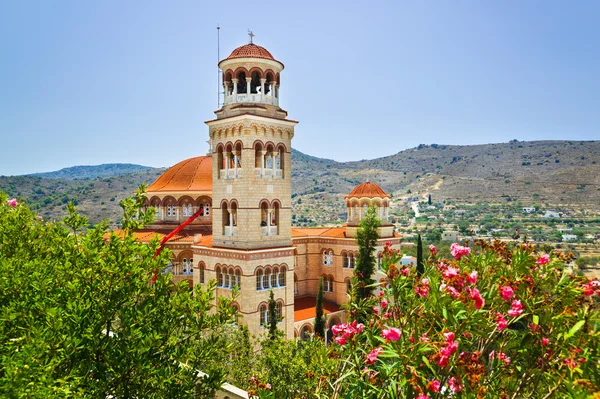 Agios Nectarios templom Aegina szigetén, Görögország — Stock Fotó