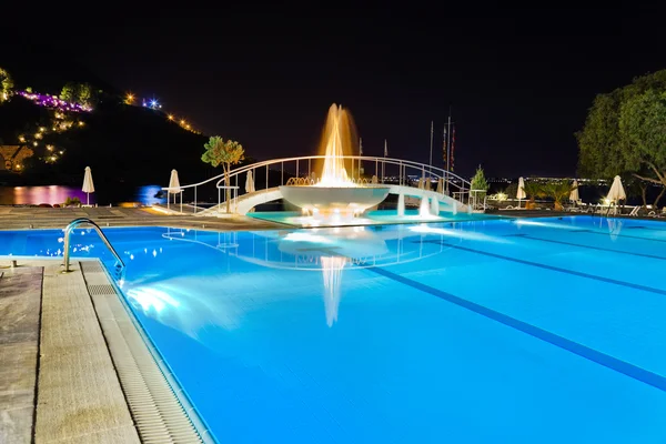 Piscina de agua y fuente por la noche —  Fotos de Stock