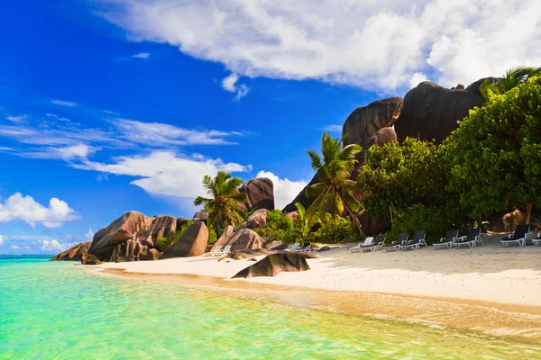 Sillas en la playa tropical — Foto de Stock