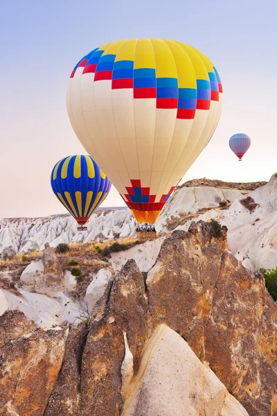 Globo de aire caliente volando sobre Capadocia Turquía —  Fotos de Stock