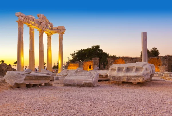 Antiguas ruinas en Side, Turquía al atardecer — Foto de Stock