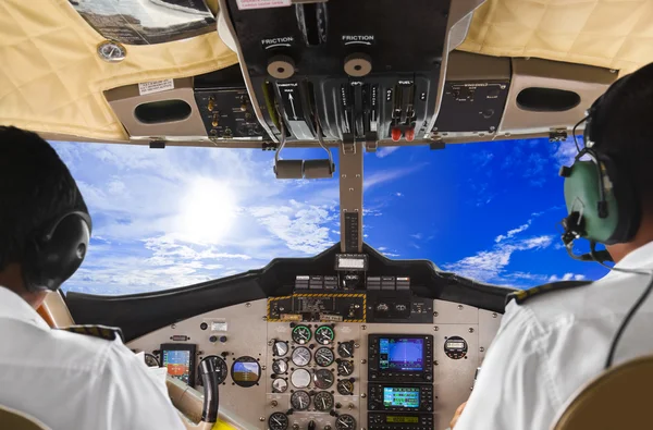 Pilotos en la cabina del avión y el cielo — Foto de Stock