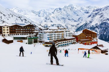 Dağlar kayak merkezi Solden Avusturya