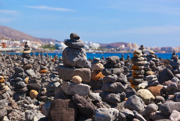 Stack av stenar på stranden — Stockfoto