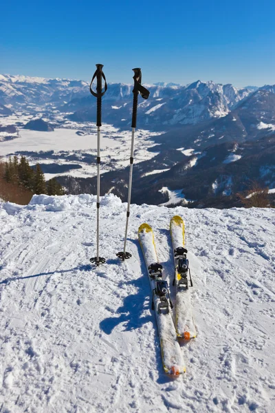 Montagne sci e bastoni da sci - St. Gilgen Austria — Foto Stock