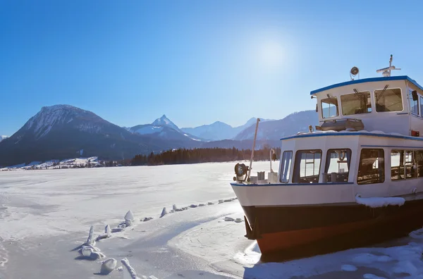 Ship in ice - village St Wolfgang on the lake Wolfgangsee - Aust — Stock Photo, Image