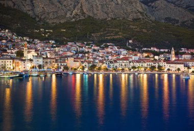 gece şehir makarska-Hırvatistan