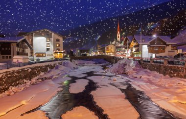 Gün batımında dağlarda kayak merkezi Solden Avusturya