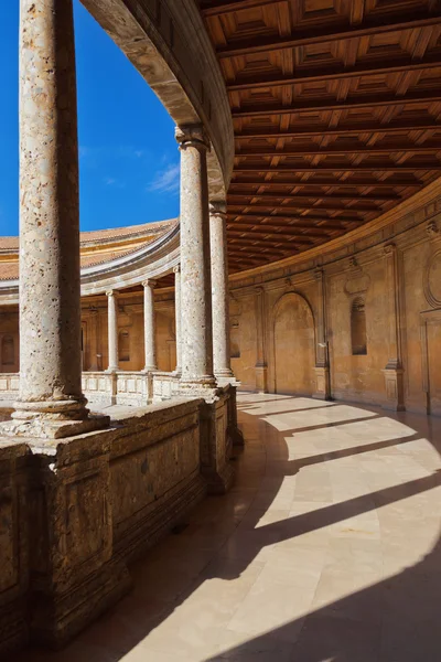 Центральный двор во дворце Альгамбра в Гранаде Испания — стоковое фото