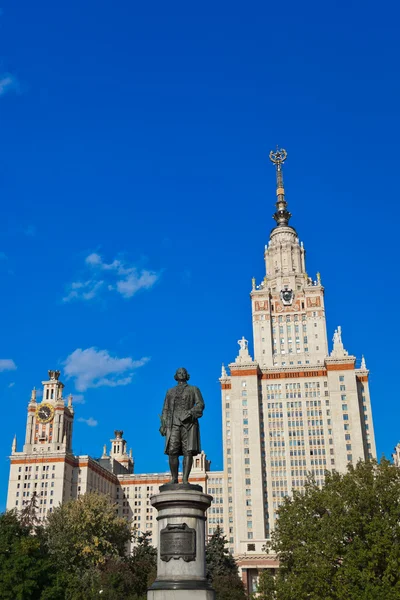 Estátua de Lomonosov na Universidade de Moscou Rússia — Fotografia de Stock