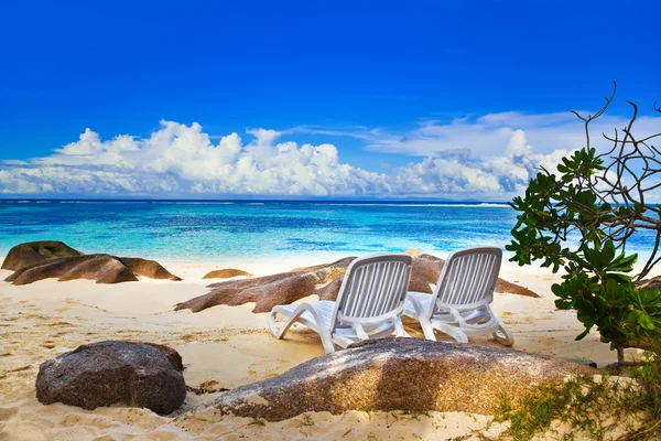 Стільці на тропічному пляжі — стокове фото