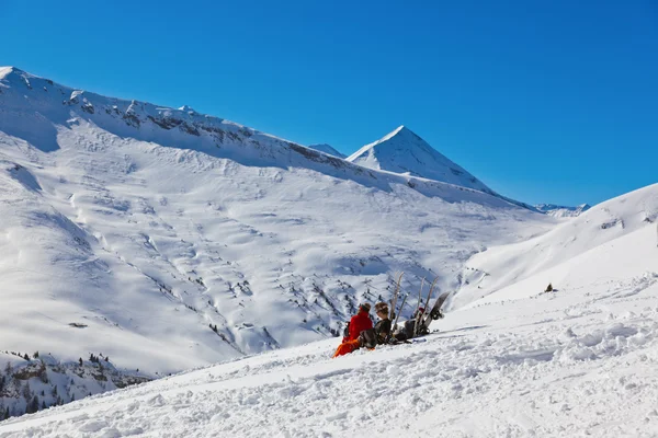 นักสกีที่ภูเขาสกีรีสอร์ท Bad Gastein ออสเตรีย — ภาพถ่ายสต็อก