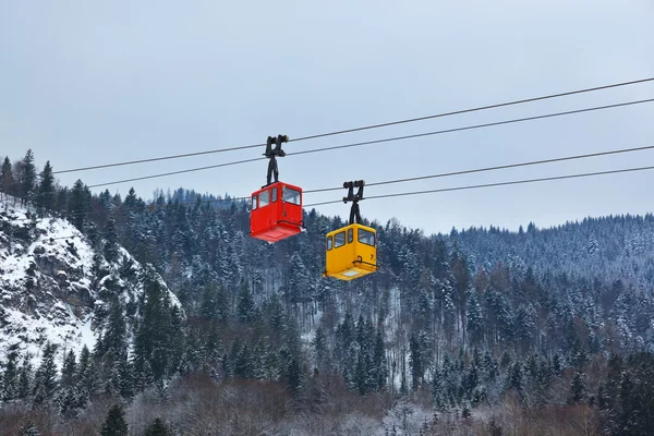 Paseo por cable en la estación de esquí de montaña St. Gilgen - Austria — Foto de Stock