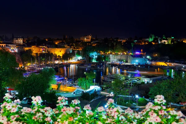 Casco antiguo Kaleici en Antalya, Turquía por la noche — Foto de Stock